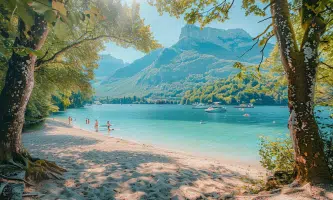 Plongée dans le charme intemporel de la plage des Marquisats: un joyau caché d’Annecy