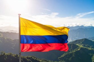 Le drapeau colombien flottant sur les Andes