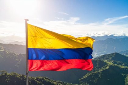 Le drapeau colombien flottant sur les Andes