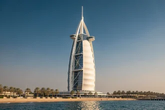 Vue extérieure du Burj Al Arab depuis la plage de Jumeirah à Dubaï avec la mer en premier plan