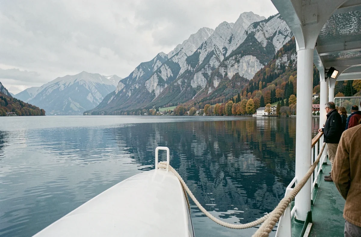 Vue panoramique depuis la proue d'un ferry traversant le lac du Bourget avec les montagnes d'Aix-les-Bains en arrière-plan